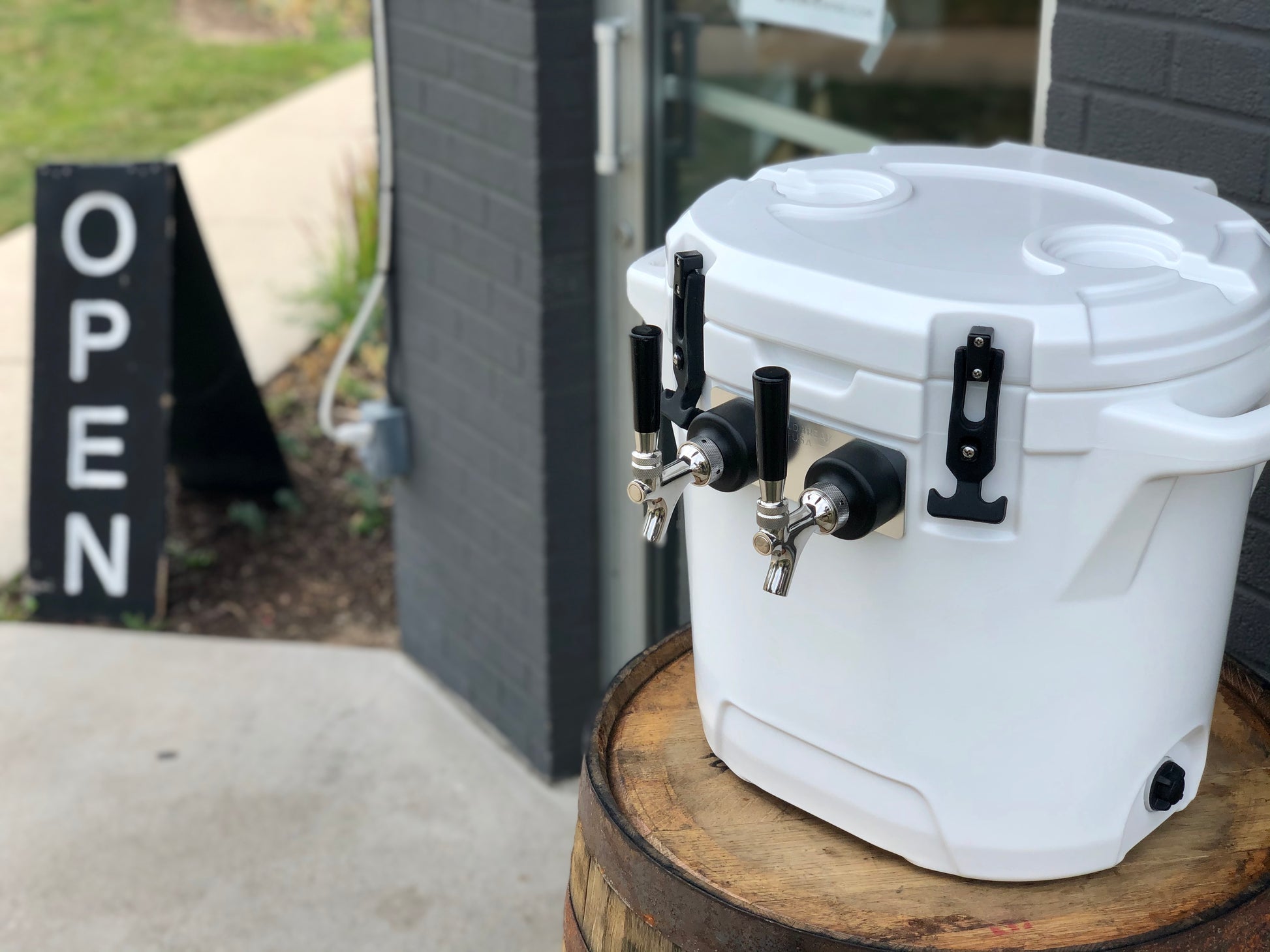 2-Tap Tailgate Jockey Box Outside by Coldbreak